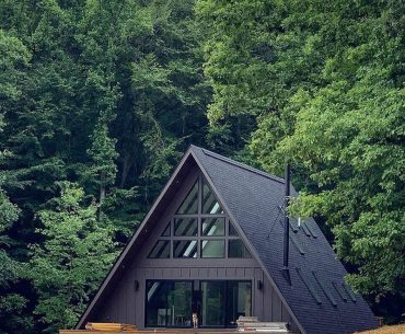 Треугольный черный дом